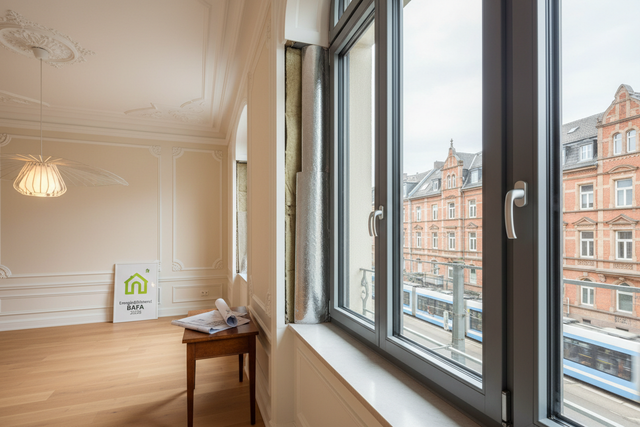 Moderne Dreifachverglasung Fenster in Kölner Altbau Ehrenfeld mit BAFA Förderung 2026